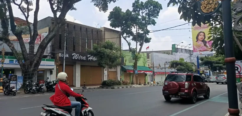 Banyak toko dan kios di sepanjang jalan utama kayutangan memilih menutup usahanya sementara waktu, Takut akan Aksi Kericuhan Massa