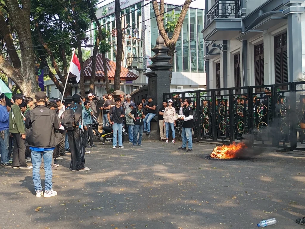 Himpunan Mahasiswa Islam (HMI) Cabang Malang gelar aksi demonstrasi atau Demo di depan Gedung DPRD Kota Malang, Senin (1/9/2025).