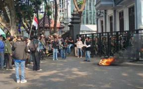 Himpunan Mahasiswa Islam (HMI) Cabang Malang gelar aksi demonstrasi atau Demo di depan Gedung DPRD Kota Malang, Senin (1/9/2025).