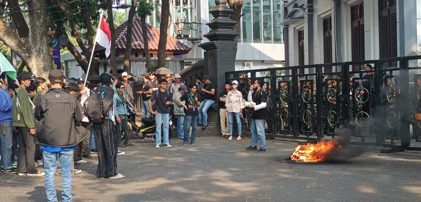 Himpunan Mahasiswa Islam (HMI) Cabang Malang gelar aksi demonstrasi atau Demo di depan Gedung DPRD Kota Malang, Senin (1/9/2025).