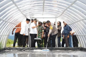 Bupati Malang Tinjau Produksi Garam Tunnel di Pantai Modangan