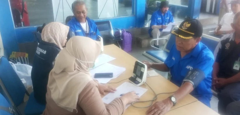 Puluhan supir angkutan kota hingga ojek pangkalan di Terminal Kota Batu Antusias Ikuti Layanan Kesehatan Gratis