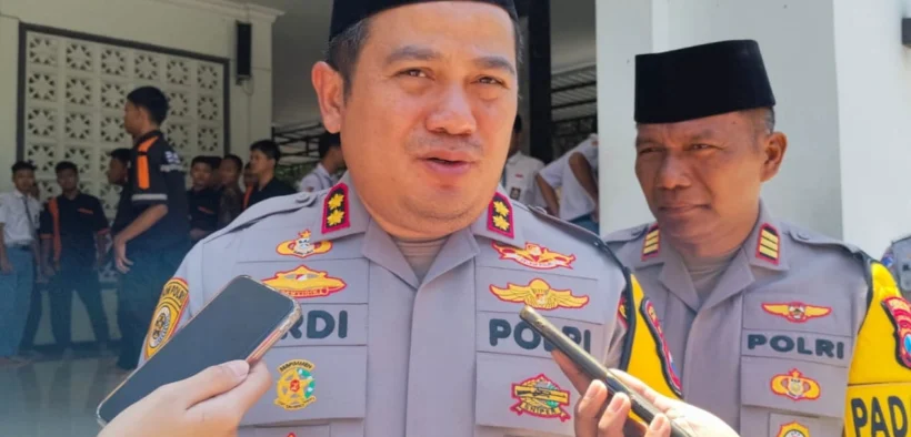 Kapolres Jombang, AKBP Ardi Kurniawan, memberikan penyuluhan kepada siswa-siswi SMK untuk cegah Anarkisme Anak Sekolah