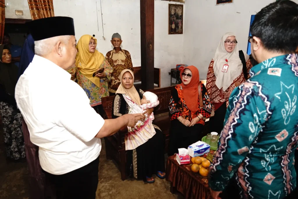 Seorang bayi berusia lima bulan di kabupaten malang bernama Queensa Acellin Kaynaseh, harus berjuang melawan penyakit hidrosefalus