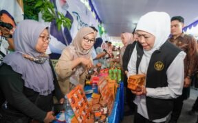 gelaran Pasar Murah yang dipimpin langsung oleh Gubernur Khofifah Indar Parawansa di Kelurahan Jemur Wonosari, Surabaya, Selasa (2/9/2025)