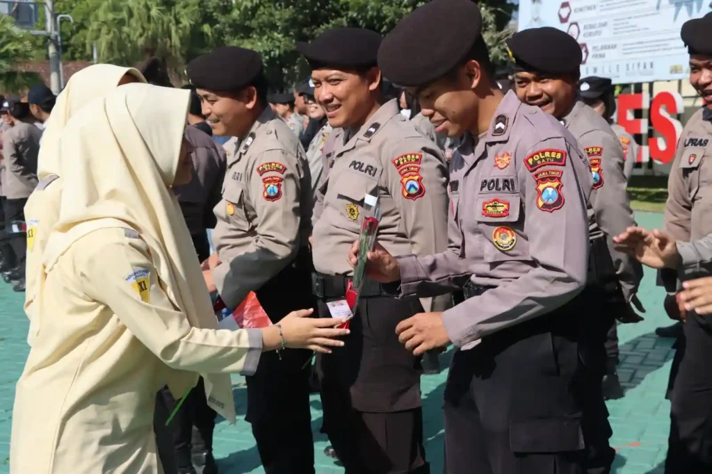 Suasana haru di Polres Batu saat rombongan siswa dan guru dari MAN Kota Batu memberikan kejutan istimewa berupa bunga dan buah jeruk