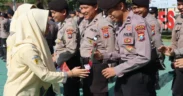 Suasana haru di Polres Batu saat rombongan siswa dan guru dari MAN Kota Batu memberikan kejutan istimewa berupa bunga dan buah jeruk