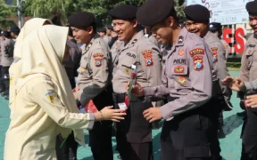 Suasana haru di Polres Batu saat rombongan siswa dan guru dari MAN Kota Batu memberikan kejutan istimewa berupa bunga dan buah jeruk