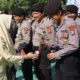 Suasana haru di Polres Batu saat rombongan siswa dan guru dari MAN Kota Batu memberikan kejutan istimewa berupa bunga dan buah jeruk