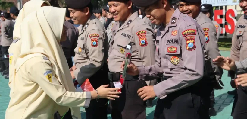 Suasana haru di Polres Batu saat rombongan siswa dan guru dari MAN Kota Batu memberikan kejutan istimewa berupa bunga dan buah jeruk