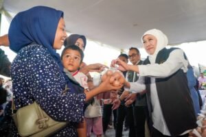 Ratusan Warga Gresik Serbu Pasar Murah