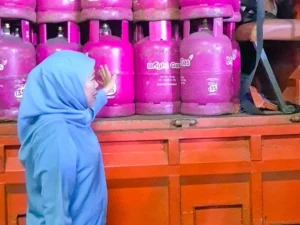 Respon Kenaikan Bahan Pokok, Khofifah Kirim Bantuan Logistik ke Pulau Bawean