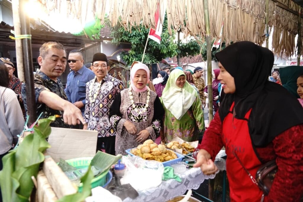 Wakil Bupati Malang, Lathifah Shohib, secara resmi membuka Pasar Rakyat Terongdowo Tempo Doeloe, bawa budaya dan keuntungan ekonomi lokal