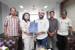 Wakil Wali Kota Batu Serahkan Ijazah Warga yang Tertahan di Difasilitasi Pemkot
