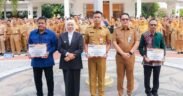 Gubernur Jawa Timur Khofifah Indar Parawansa memimpin apel bersama ASN di halaman Kantor Sekretariat Daerah Provinsi Jatim, Senin (8/9/2025).