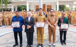 Gubernur Jawa Timur Khofifah Indar Parawansa memimpin apel bersama ASN di halaman Kantor Sekretariat Daerah Provinsi Jatim, Senin (8/9/2025).