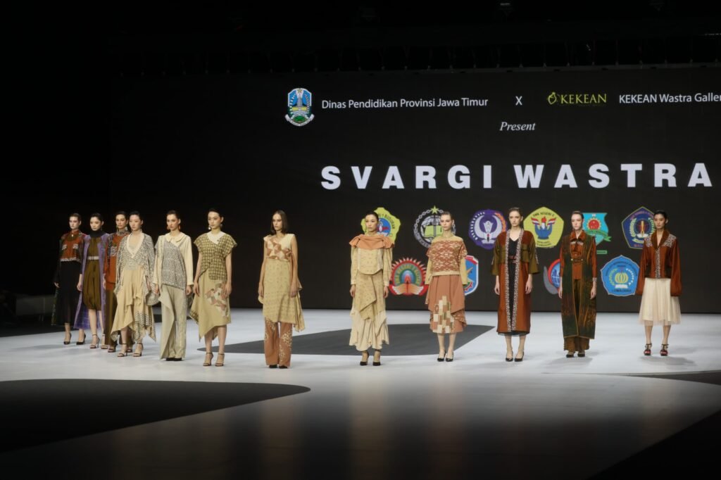 Khofifah Apresiasi Murid SMK Jatim Tembus Panggung Fashion Dunia