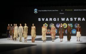 Gubernur Khofifah menyampaikan apresiasi dan rasa bangga atas capaian siswa SMK Jatim yang berhasil menembus panggung fashion dunia.