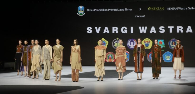 Gubernur Khofifah menyampaikan apresiasi dan rasa bangga atas capaian siswa SMK Jatim yang berhasil menembus panggung fashion dunia.