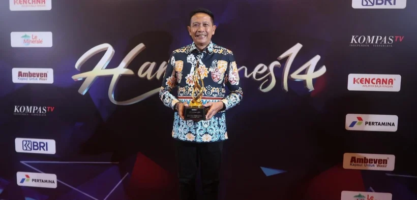 Wali Kota Malang, Wahyu Hidayat, menerima penghargaan kategori Daerah Peduli Akses dan Infrastruktur Pendidikan