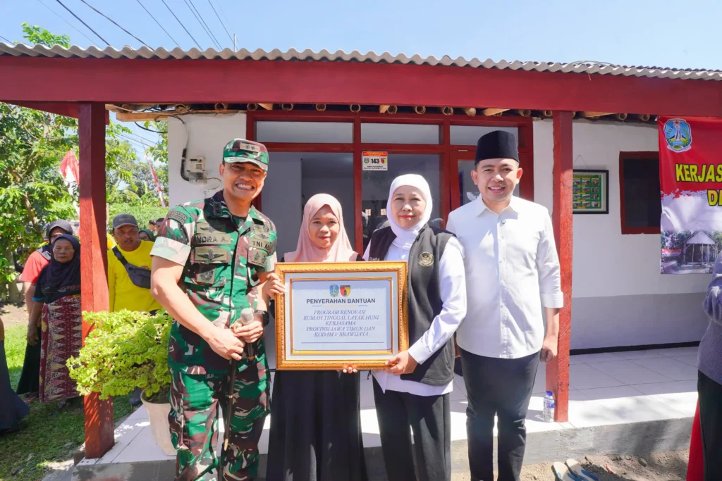 Gubernur Jawa Timur Khofifah Indar Parawansa meninjau program Rumah Tinggal Layak Huni (Rutilahu) Kabupaten Jember, Sabtu (13/9/2025). 
