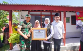 Gubernur Jawa Timur Khofifah Indar Parawansa meninjau program Rumah Tinggal Layak Huni (Rutilahu) Kabupaten Jember, Sabtu (13/9/2025). 