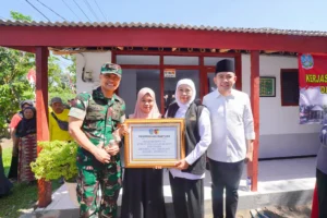 Gubernur Khofifah dan Gus Fawait Tinjau Program Bedah Rumah di Jember