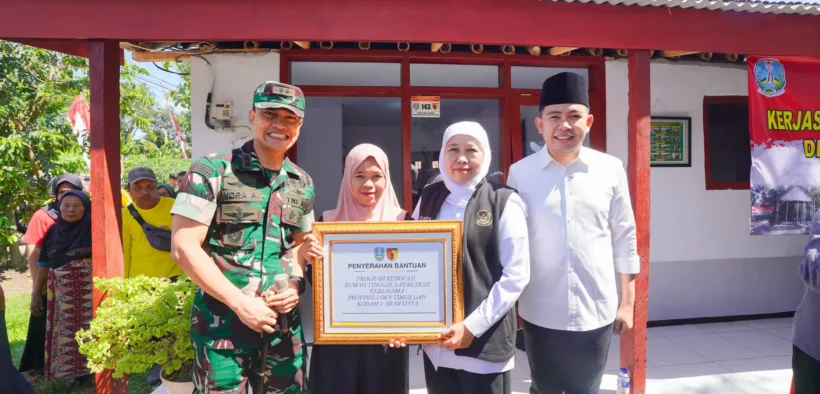 Gubernur Jawa Timur Khofifah Indar Parawansa meninjau program Rumah Tinggal Layak Huni (Rutilahu) Kabupaten Jember, Sabtu (13/9/2025). 