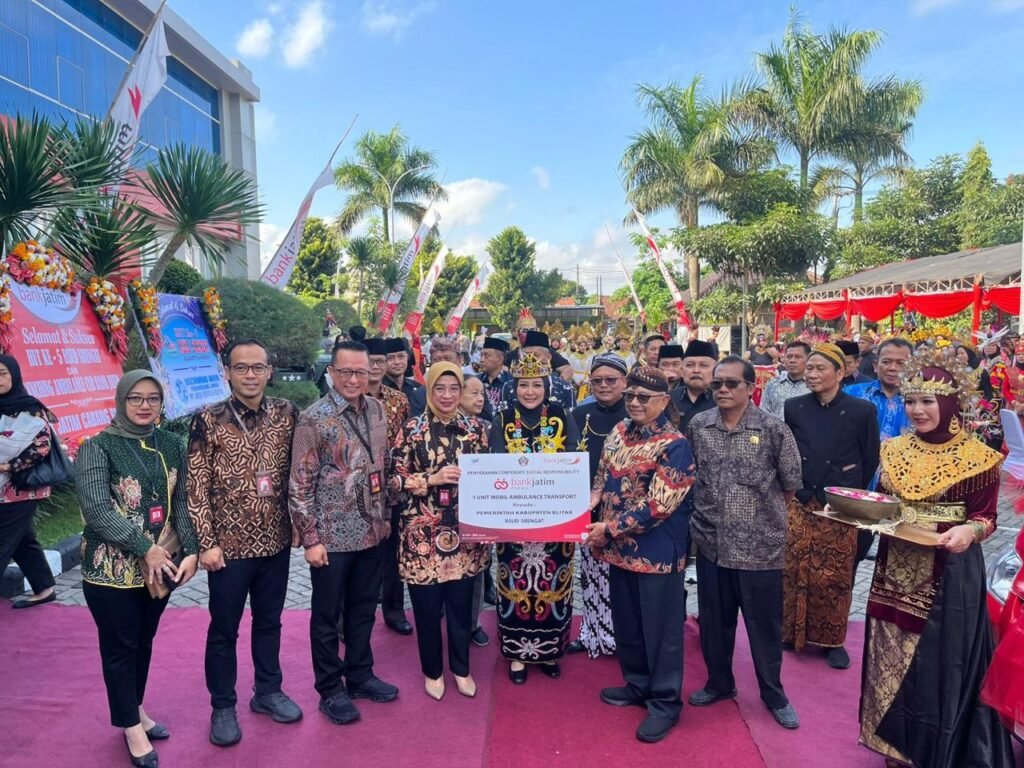 Bank Jatim menyalurkan dua program CSR strategis di bidang kesehatan dan pendidikan yang mana diterima pemerintah kabupaten blitar dan UINSA. 