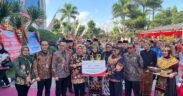 Bank Jatim menyalurkan dua program CSR strategis di bidang kesehatan dan pendidikan yang mana diterima pemerintah kabupaten blitar dan UINSA. 