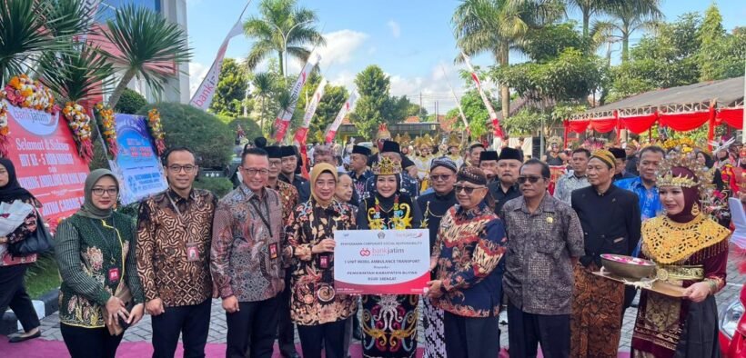 Bank Jatim menyalurkan dua program CSR strategis di bidang kesehatan dan pendidikan yang mana diterima pemerintah kabupaten blitar dan UINSA.
