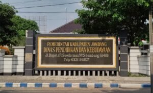 Pemkab Jombang Distribusikan Seragam Merah Putih Gratis