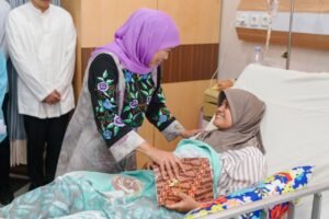 Gubernur Khofifah Besuk Korban Luka Kecelakaan Bus Wisata Bromo