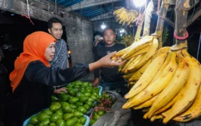 Kehadiran Gubernur Jawa Timur Khofifah Indar Parawansa di Pasar Buah Ranuyoso, Lumajang, Senin (15/9/2025) disambut hangat oleh para pedagang
