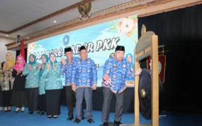 Jambore Kader PKK Kabupaten Jombang resmi dibuka oleh Bupati Jombang, Warsubi, berlangsung di Ballroom Hotel Yusro pada Rabu (17/9/2025)