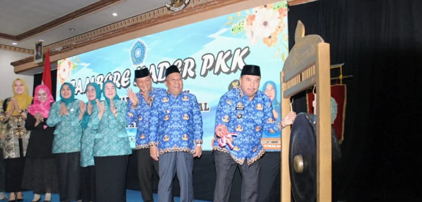 Jambore Kader PKK Kabupaten Jombang resmi dibuka oleh Bupati Jombang, Warsubi, berlangsung di Ballroom Hotel Yusro pada Rabu (17/9/2025)
