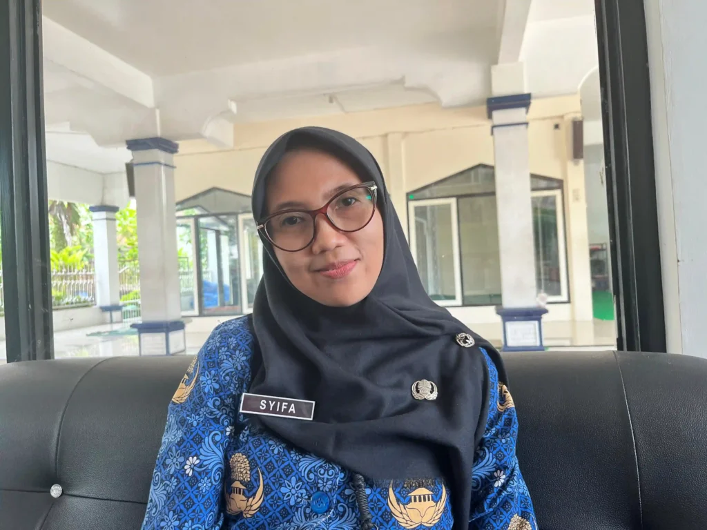 Bu Syifa, Kepala KTU SMP Negeri 1 Kepanjen