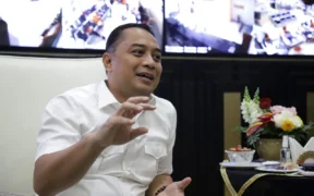 Wali Kota Surabaya, Eri Cahyadi, memaparkan perkembangan terbaru proyek Surabaya Regional Railway Line (SRRL)