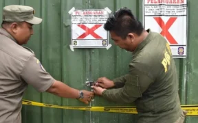 Pemerintah Kota Surabaya akan menindak tegas keberadaan pabrik yang berpotensi menimbulkan dampak buruk bagi lingkungan.