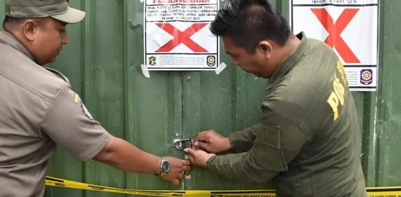 Pemerintah Kota Surabaya akan menindak tegas keberadaan pabrik yang berpotensi menimbulkan dampak buruk bagi lingkungan.