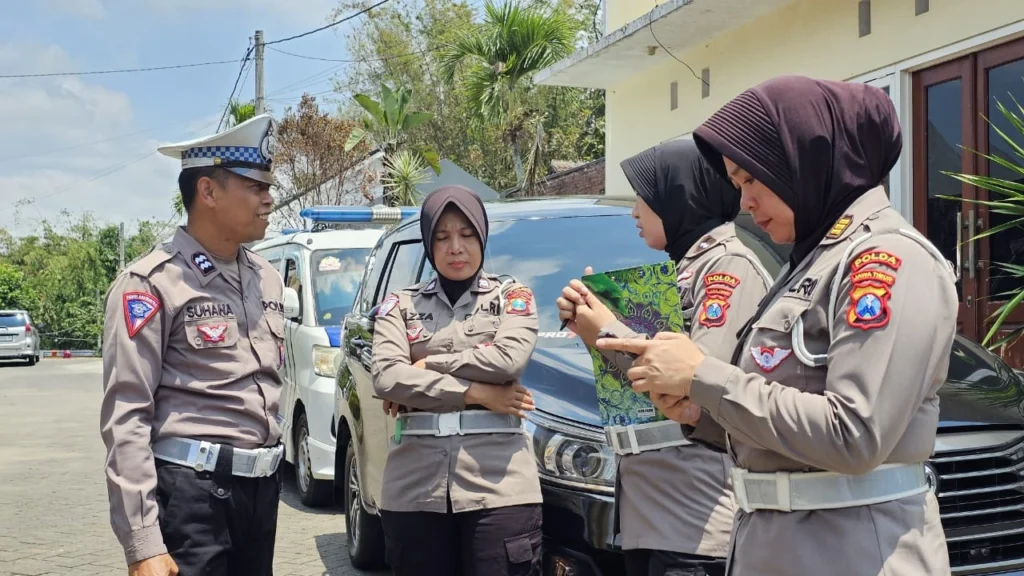 Ditlantas Polda Jatim Berikan Penilaian Lomba Kampung Tibmaslantas