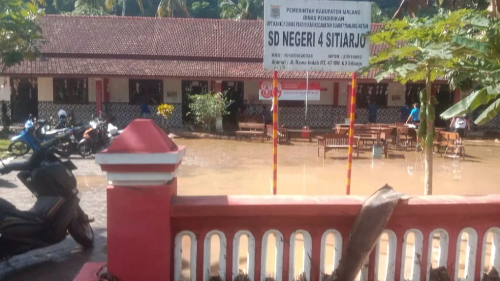 Hujan deras yang mengguyur sejak Jumat (19/9/2025) malam mengakibatkan Desa Sitiarjo, Kecamatan Sumbermanjing Wetan, Kabupaten Malang diterjang banjir.