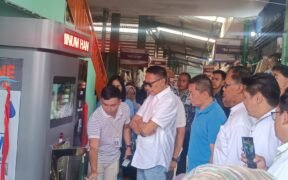 Wali Kota Malang Wahyu Hidayat meresmikan Stasiun Pengisian Air Minum (SPAM) di Pasar Klojen, Minggu (21/9/2025). 