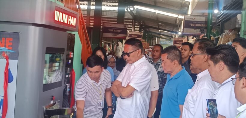 Wali Kota Malang Wahyu Hidayat meresmikan Stasiun Pengisian Air Minum (SPAM) di Pasar Klojen, Minggu (21/9/2025). 