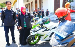 Gubernur Jawa Timur Khofifah Indar Parawansa menyampaikan dukungan penuh sekaligus doa kepada pebalap Moto2 asal Magetan, Mario Suryo Aji