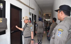 Pemerintah Kota (Pemkot) Surabaya semakin serius memperketat pengawasan terhadap rumah kos dan kontrakan dengan Melakukan Razia