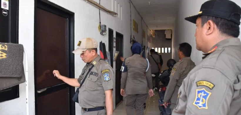 Pemerintah Kota (Pemkot) Surabaya semakin serius memperketat pengawasan terhadap rumah kos dan kontrakan dengan Melakukan Razia