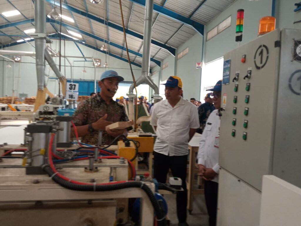 Kayu sengon asal Kabupaten Jember kini resmi diolah oleh perusahaan asal Jepang. Melalui investasi asing, berdirilah PT Nankai Indonesia