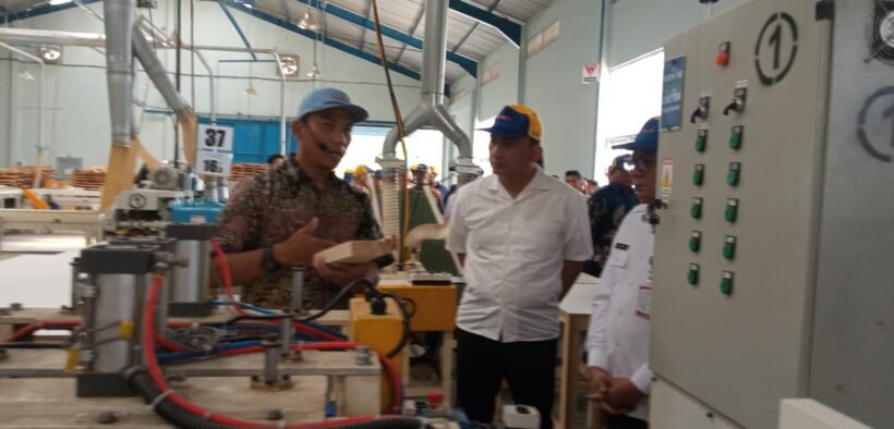 Kayu sengon asal Kabupaten Jember kini resmi diolah oleh perusahaan asal Jepang. Melalui investasi asing, berdirilah PT Nankai Indonesia