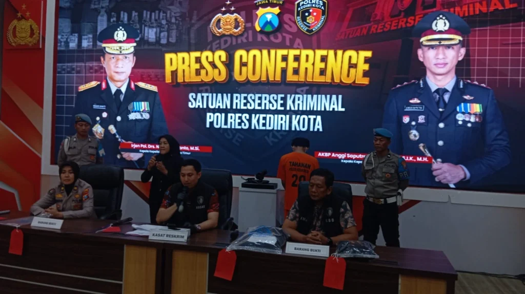 Satuan Reserse Kriminal (Satreskrim) Polres Kediri Kota mengungkap kasus pengeroyokan yang dipicu rasa tersinggung.